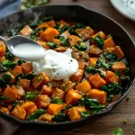 Ik maak zoeteaardappelstoof met kip en babyspinazie: dit recept van MAX wil je meteen koken